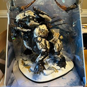 Horizon Forbidden West Special Edition Tremortusk and Aloy statue set.